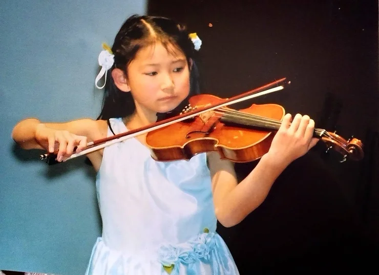 子どものころにヴァイオリンを演奏する伊藤衣里