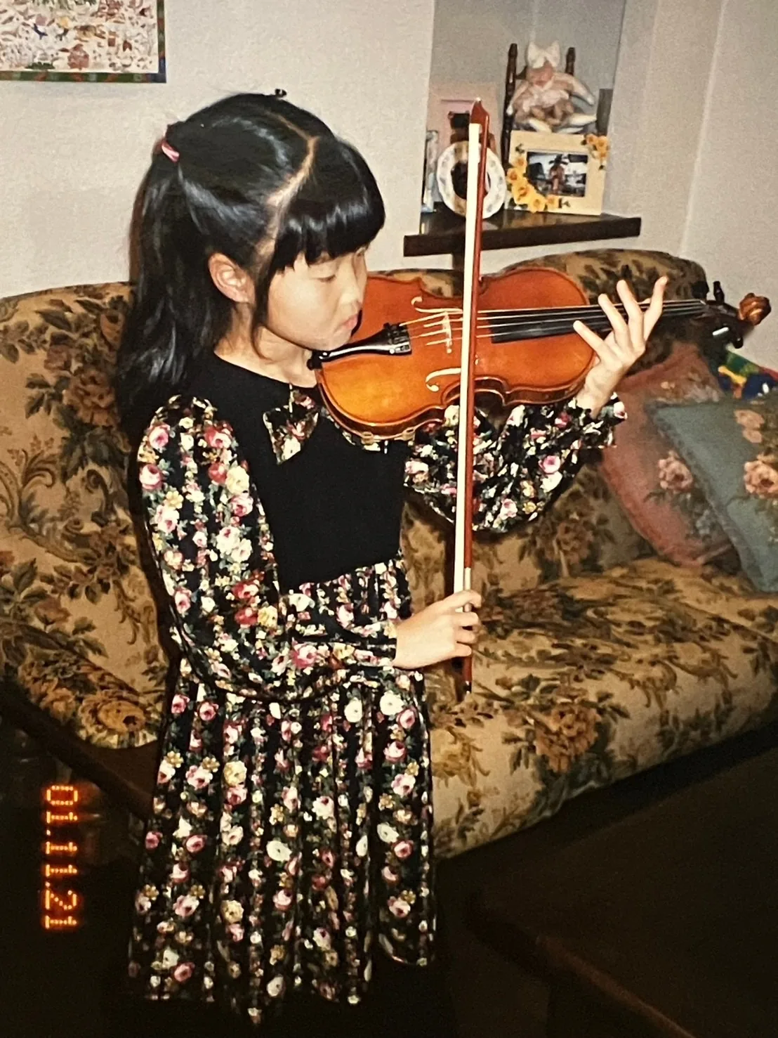 自宅でヴァイオリンを構える幼いころの三雲はるな